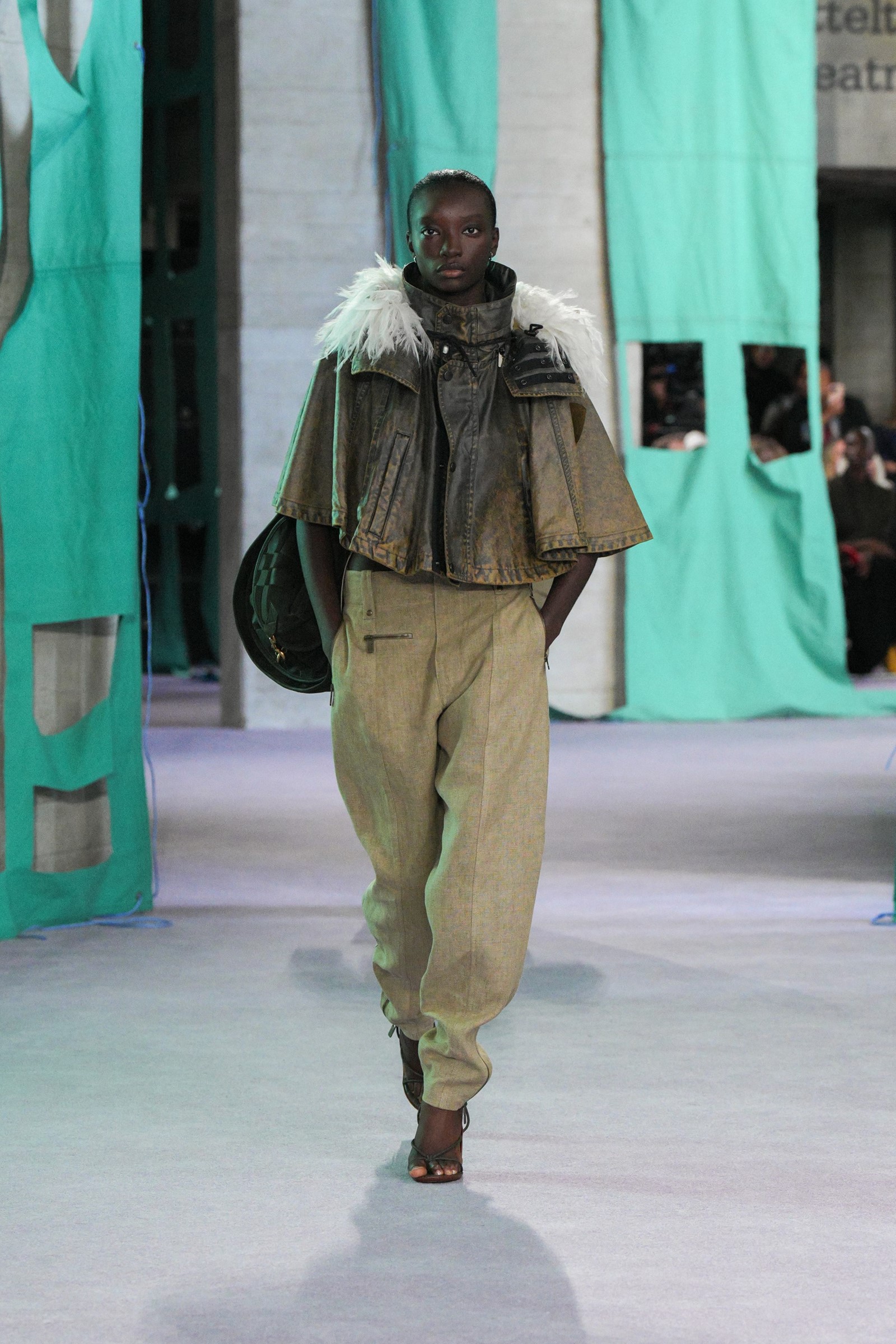 Burberry quần tây màu kem