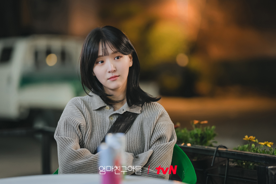 Kim Ji Eun diện sơ mi sọc trong love next door