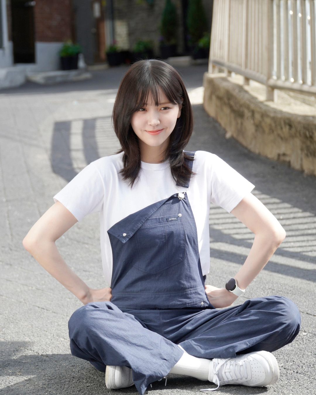 Kim Ji Eun diện quần yếm trong love next door