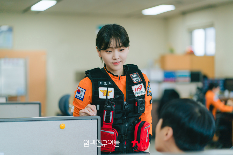 Kim Ji Eun diện đồng phục cam