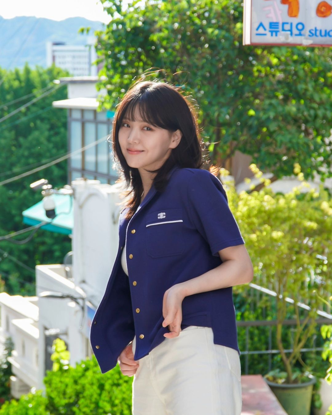Kim Ji Eun diện sơ mi ngắn tay trong love next door
