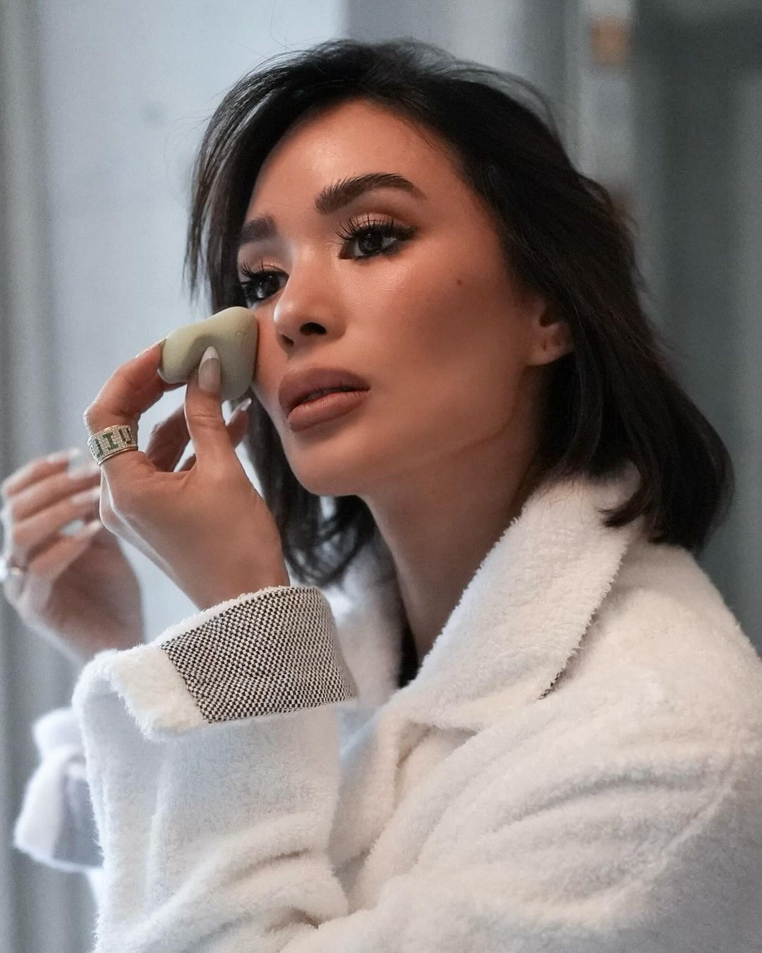 Heart Evangelista đang đánh má hồng bằng bông mút