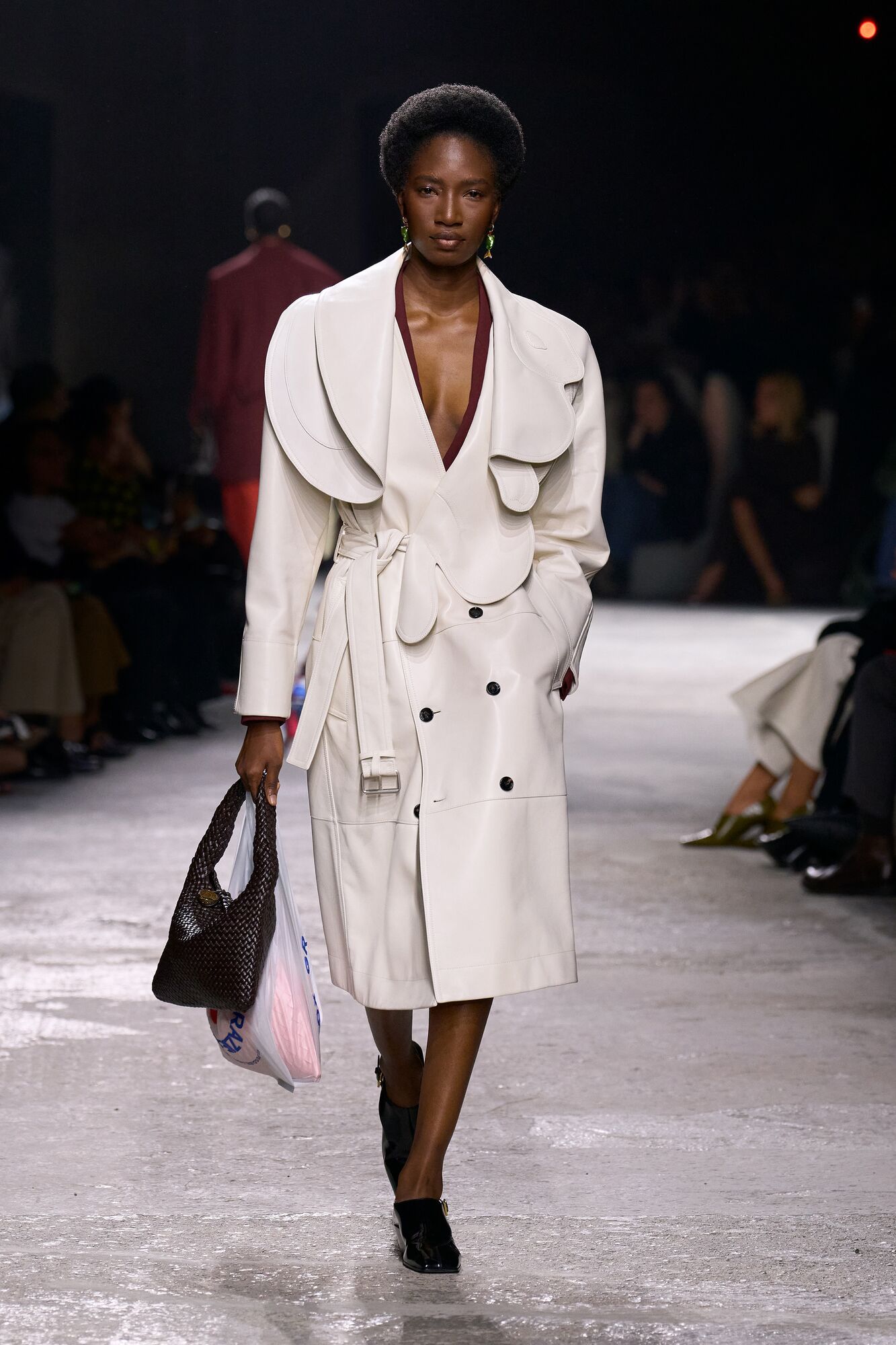 trench coat trắng