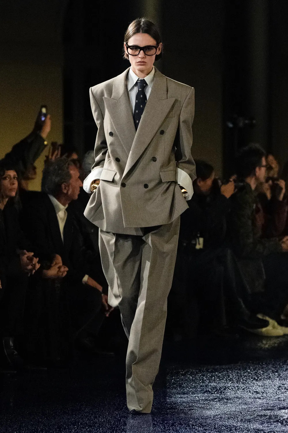 Saint Laurent vest xám Look 3