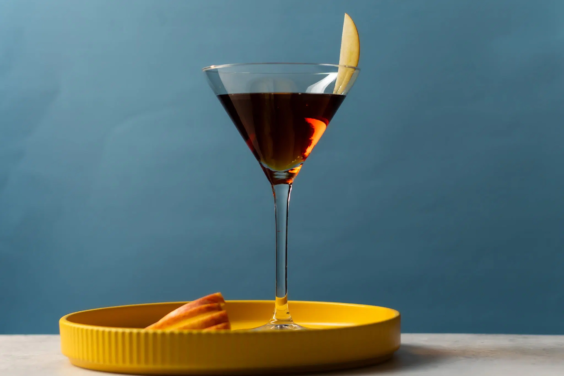 Apple Manhattan cocktail danh cho mua thu