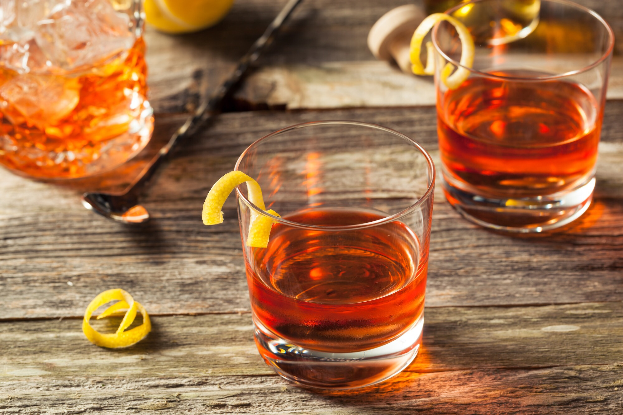 uống Sazerac Cocktail vào một đêm mùa thu lạnh