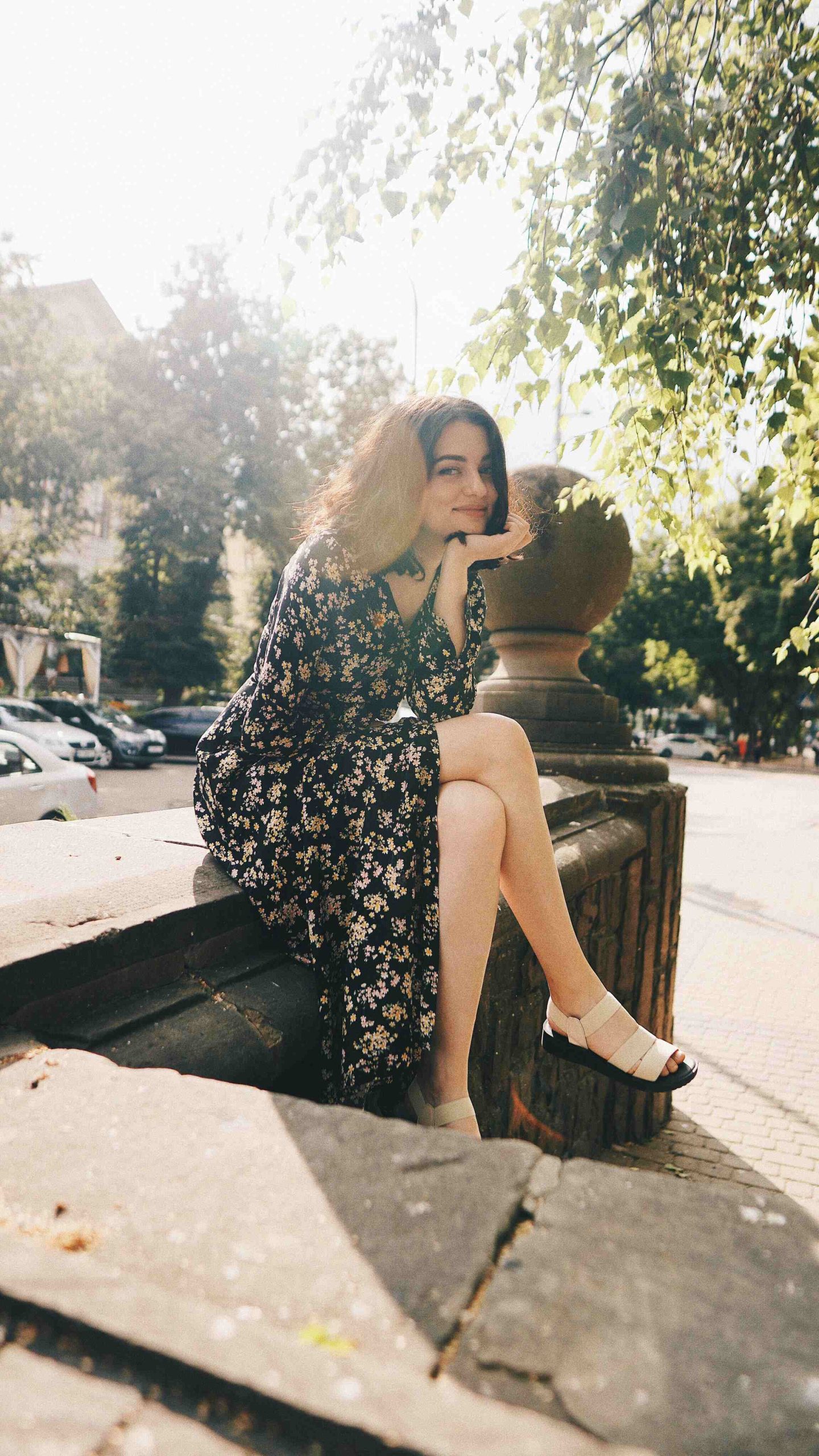 cô gái mặc váy hoa ngồi trên thềm thu hút tài lộc