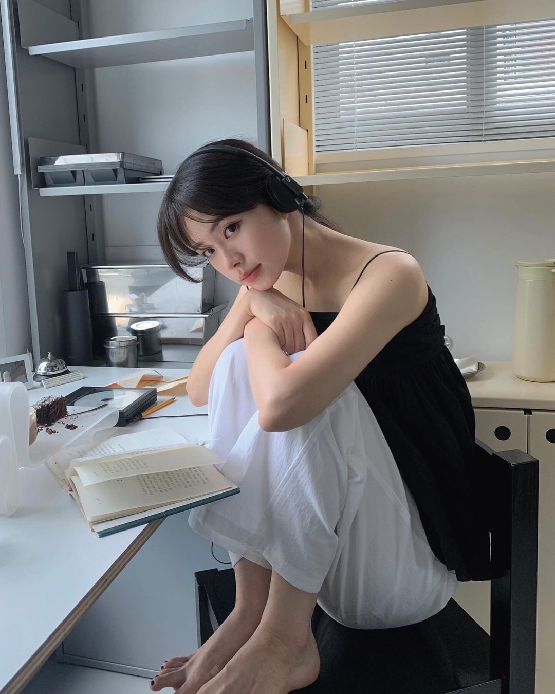 cô gái làm sáng da bằng mật ong