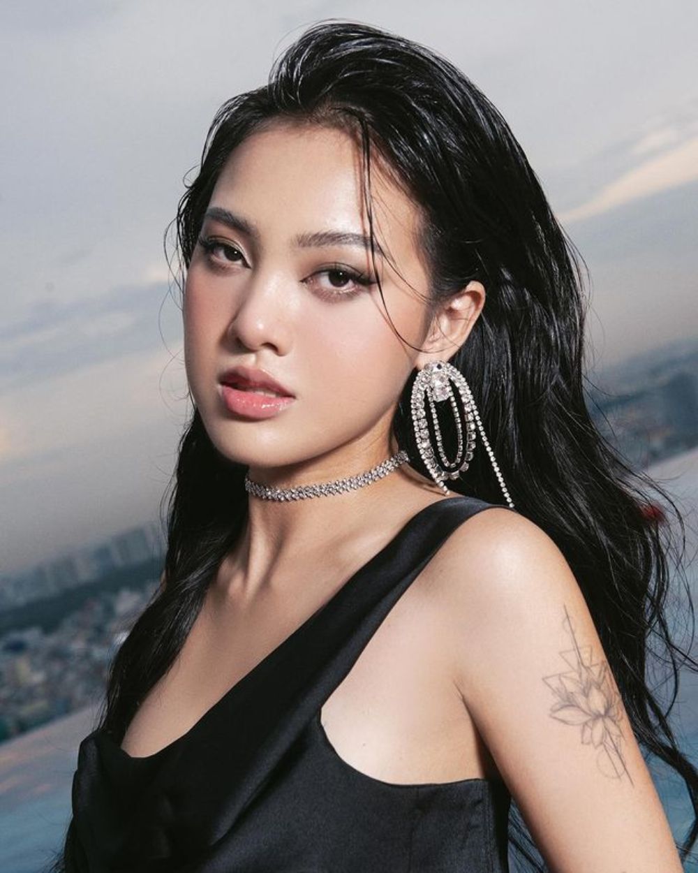 Cô gái trang điểm tone khói