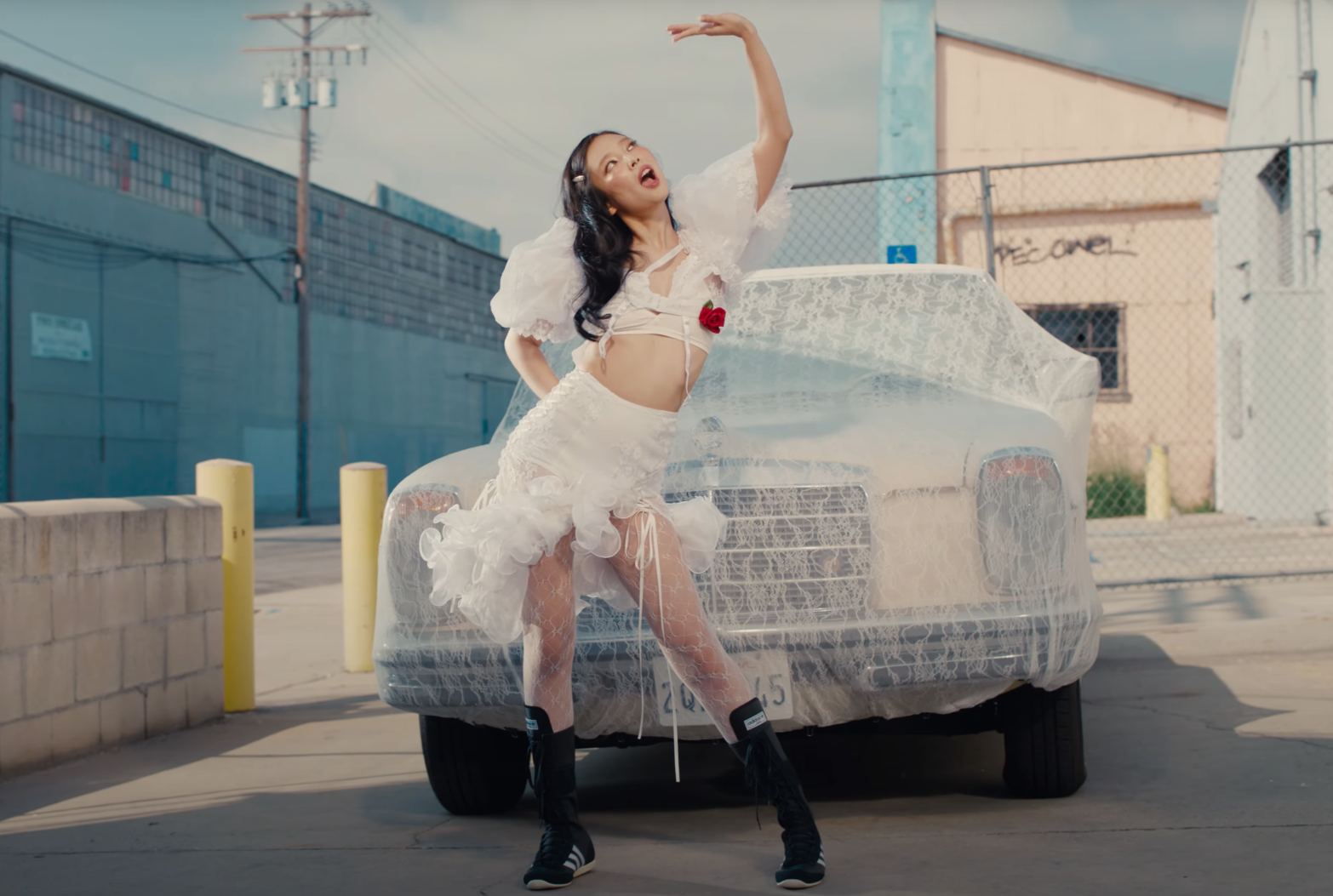 JENNIE-MANTRA-OUTFIT