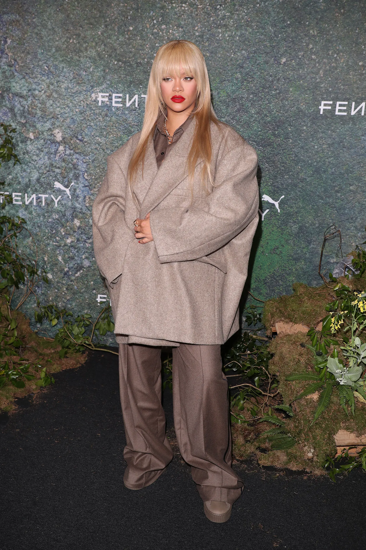 Blazer oversized xám doanh nhân Rihanna 
