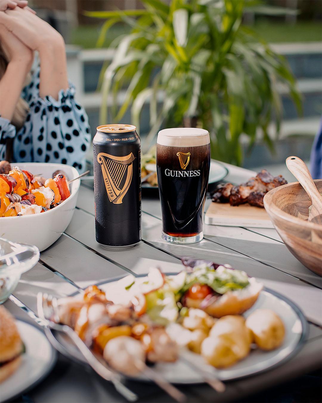uống bia guinness tại inchicore, dublin, ireland