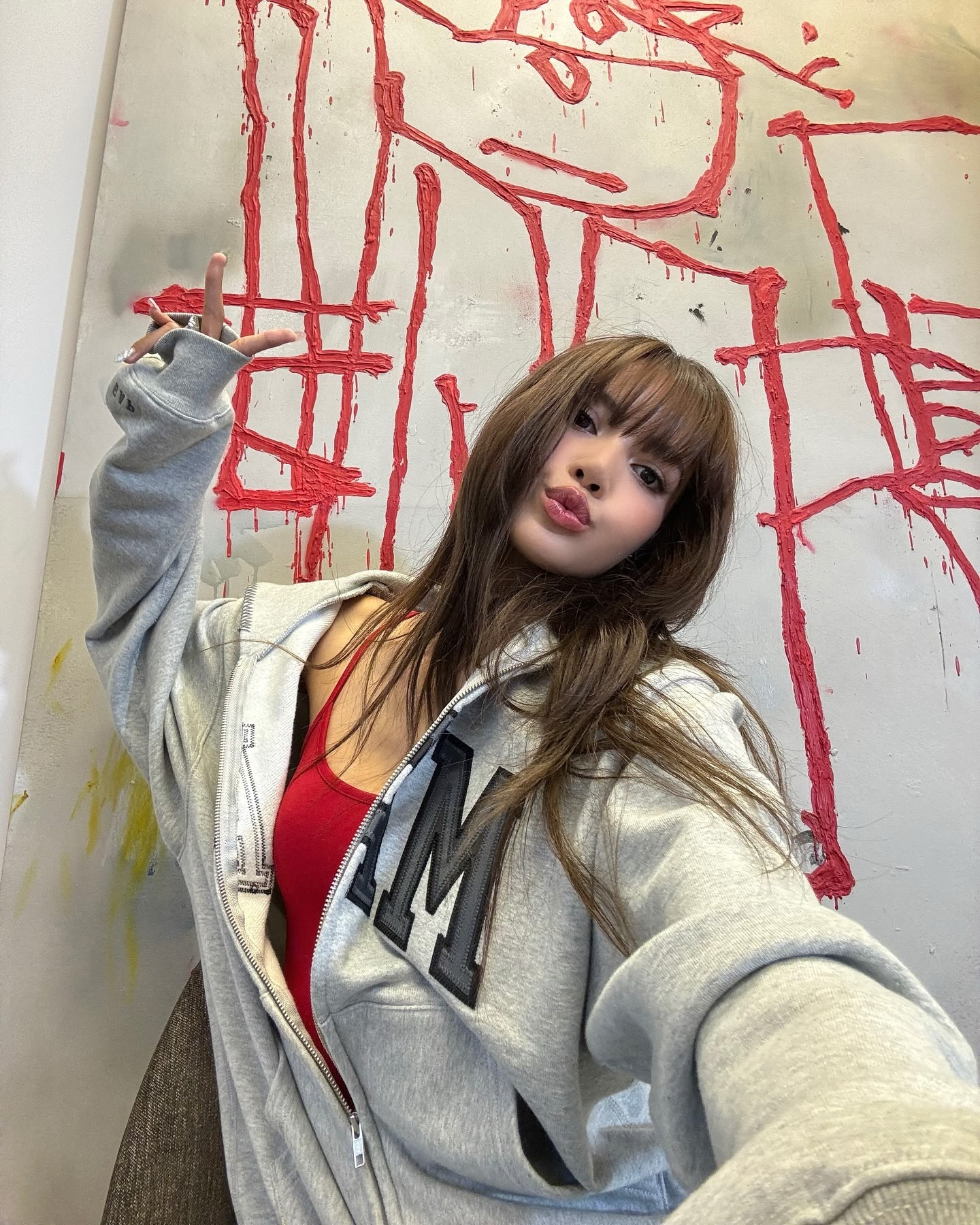 lisa diện áo khoác hoodie xám
