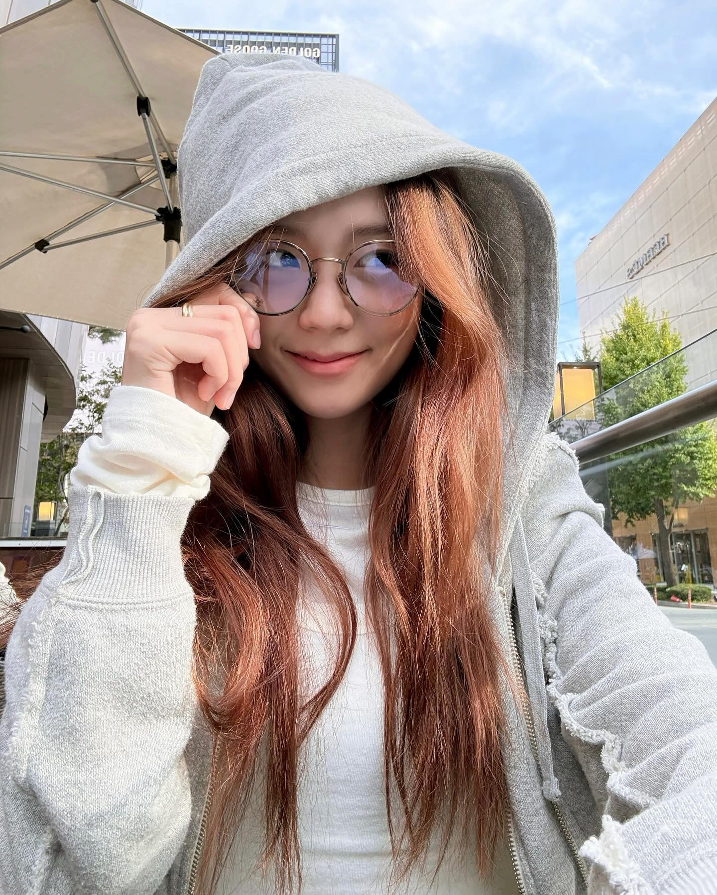 jisoo diện hoodie màu xám nhạt