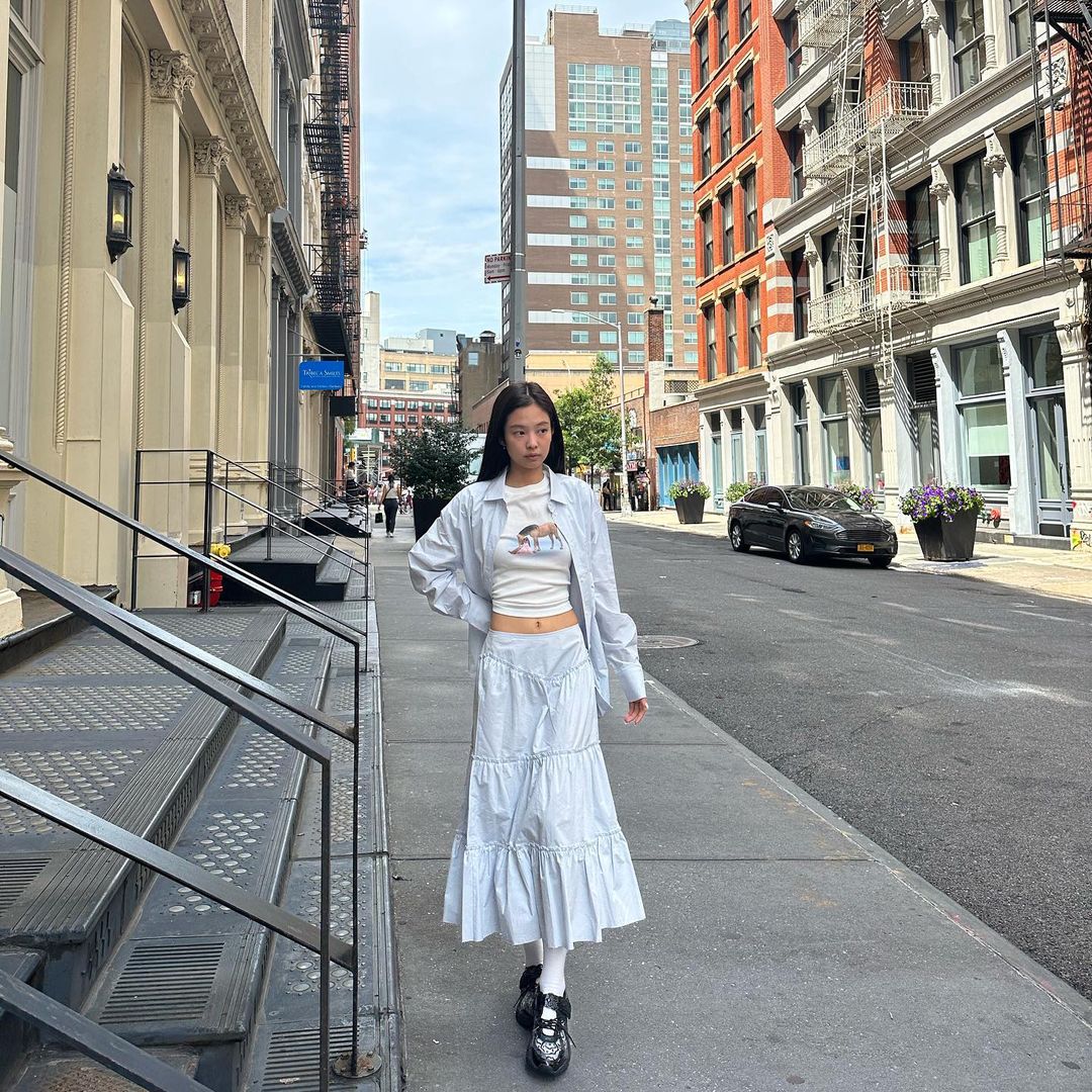 jennierubyjane diện váy maxi phối sơ mi