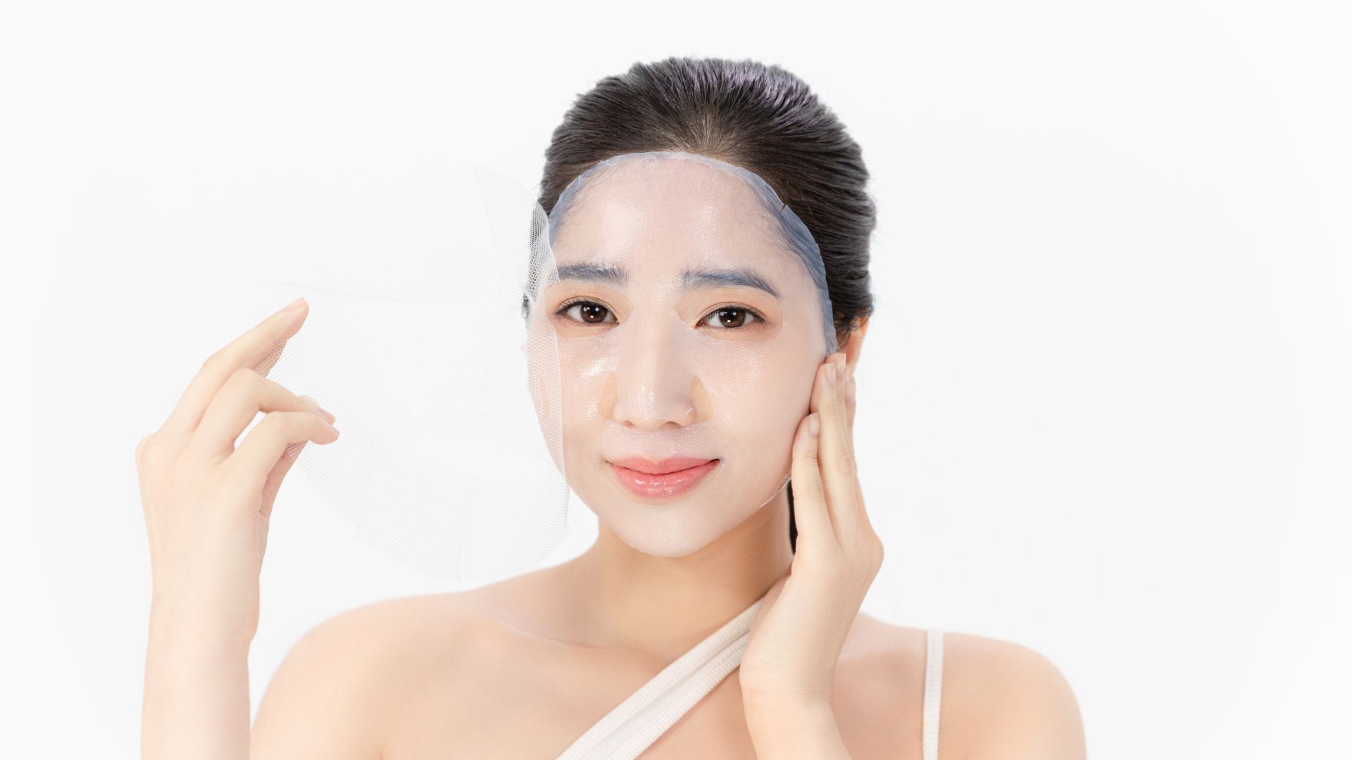 Cô gái đắp mặt nạ