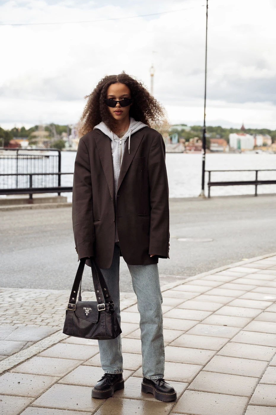 hoodie xám và áo blazer nâu
