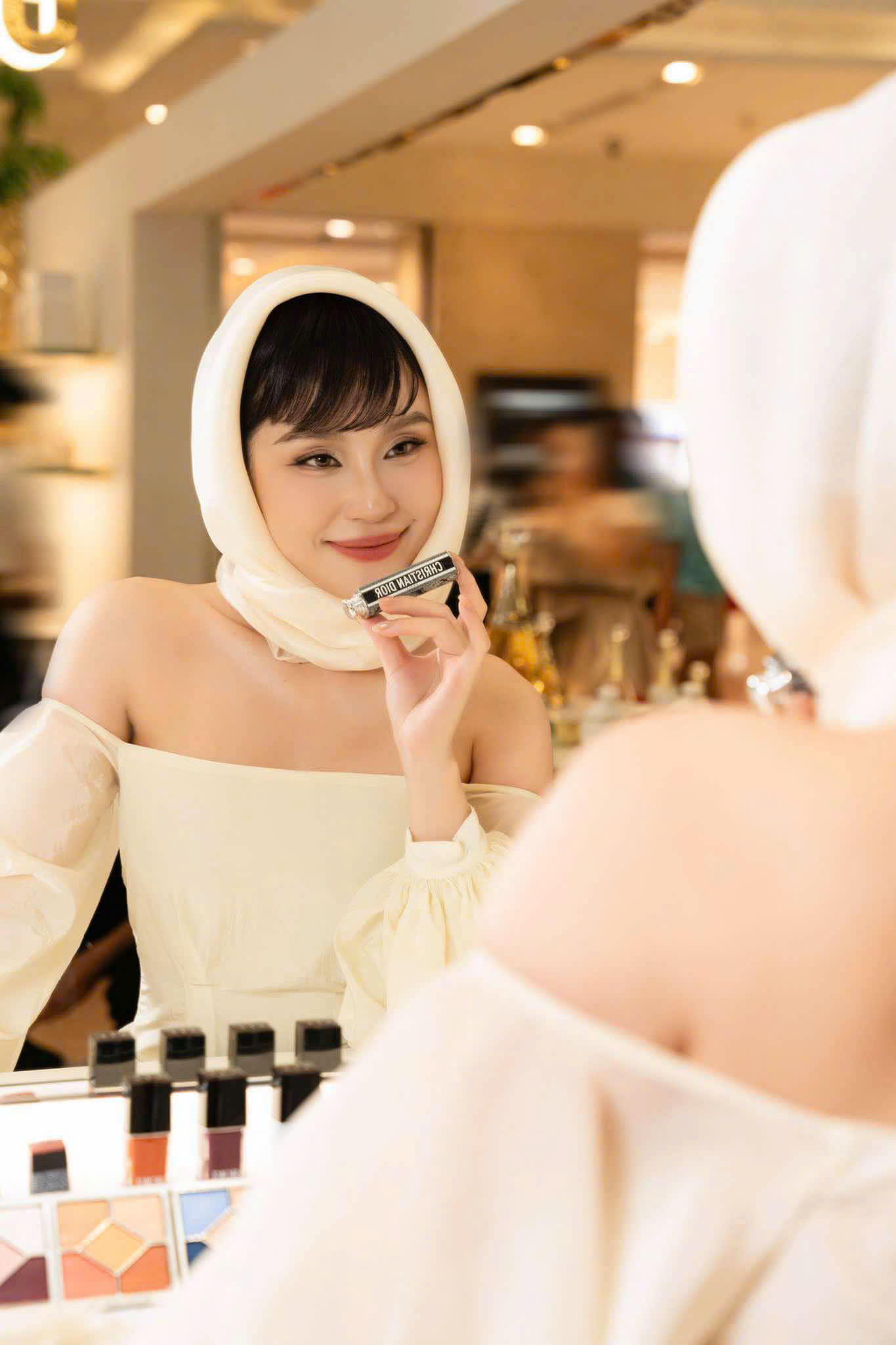 Hot Tiktoker Quỳnh Thi thích thú khám phá BST trang điểm giới hạn Plan de Paris