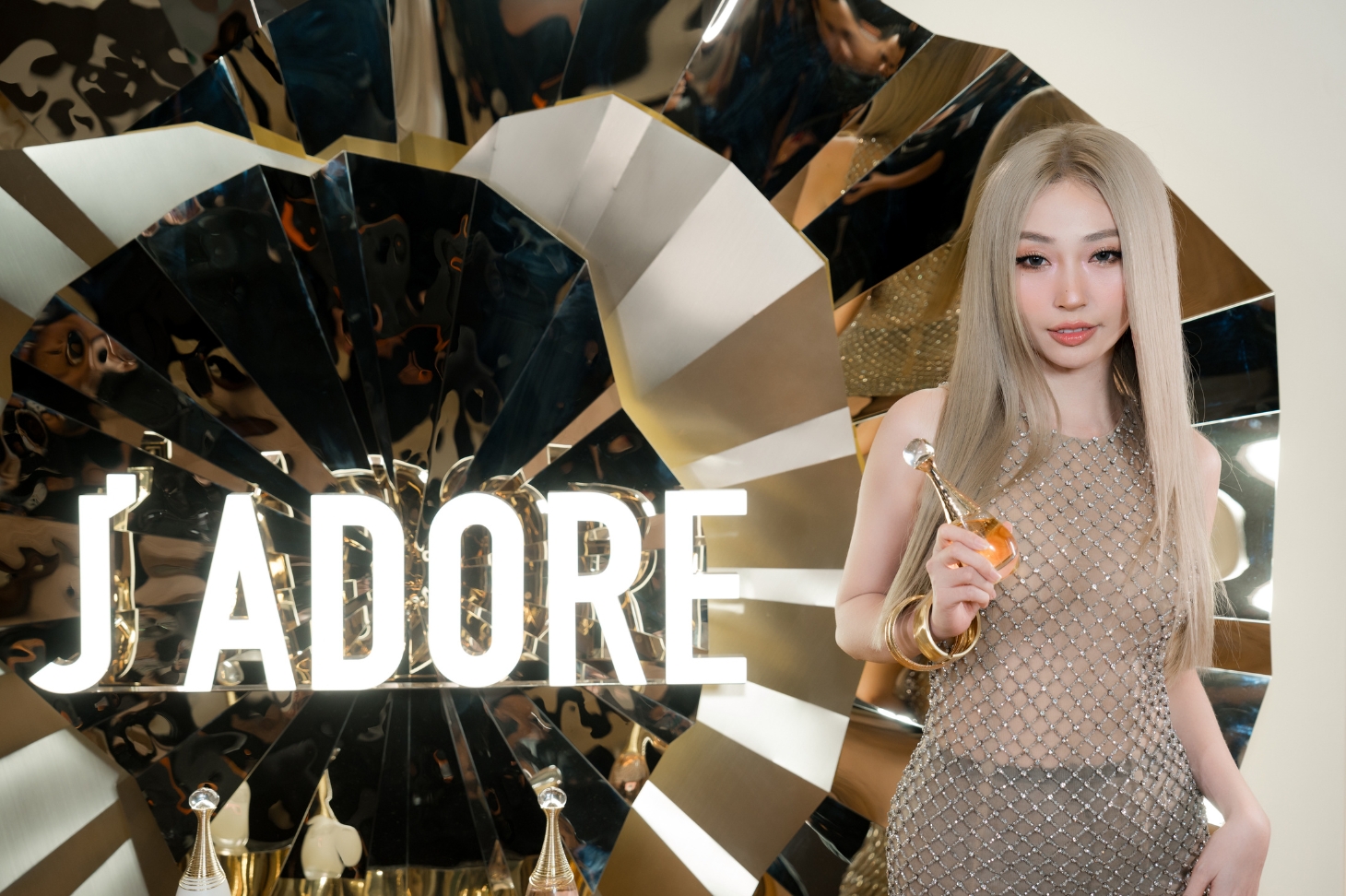 Ca sĩ Khổng Tú Quỳnh chụp hình cùng L’Or de J’Adore.