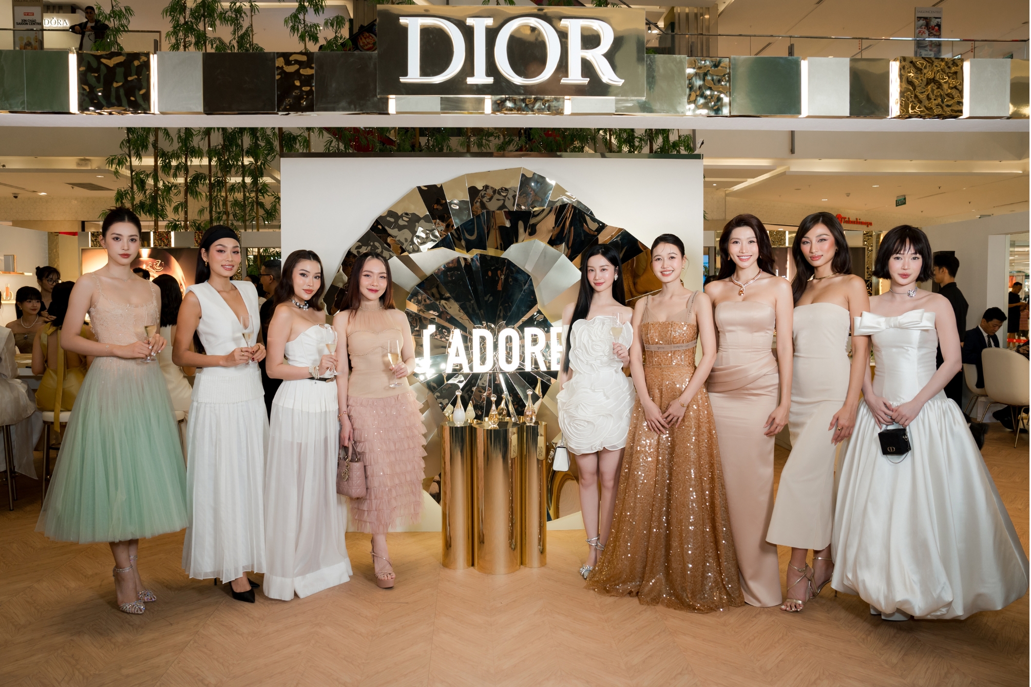 Dior - dàn mỹ nhân đến tham dự pop-up L'or De J'adore tại thành phố Hồ Chí Minh