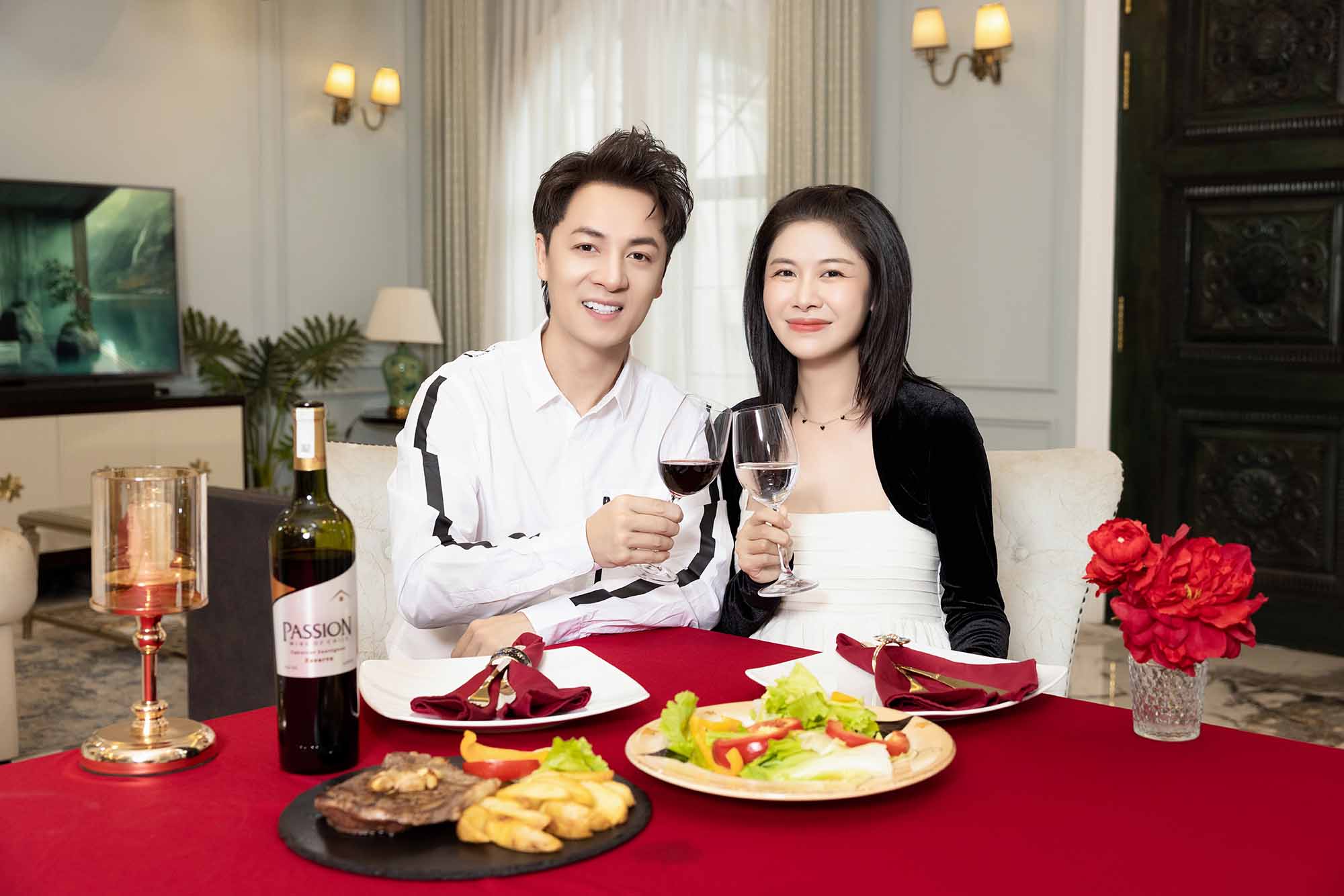 gia đình đăng khôi đang thưởng thức rượu vang Passion
