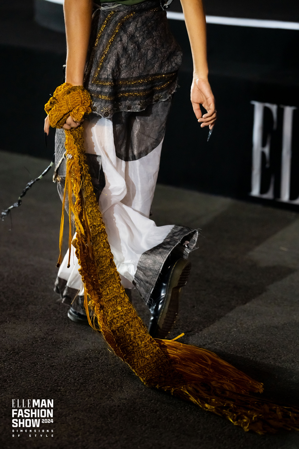khăn choàng thêu hoa màu vàng elleman fashion show