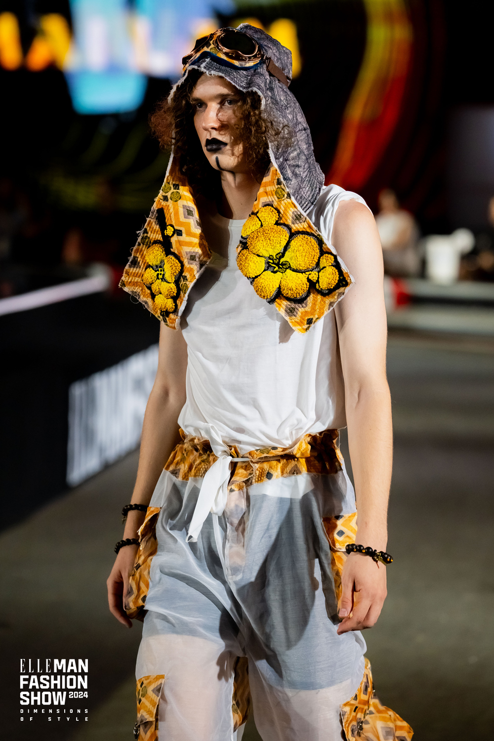 nón choàng thêu hoa mai elleman fashion show