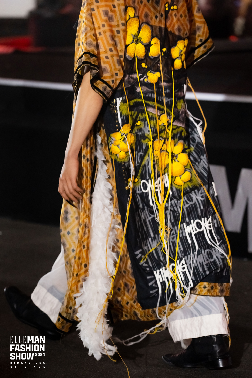 Hoạ tiết thêu hoa mai nhà Mai Lâm elleman fashion show