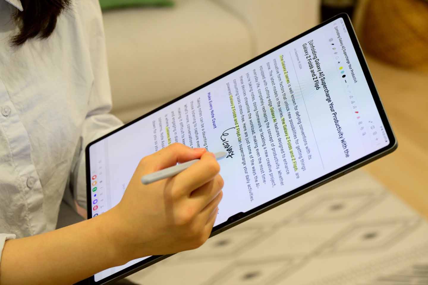 cô gái làm việc trên Galaxy Tab S10 Ultra