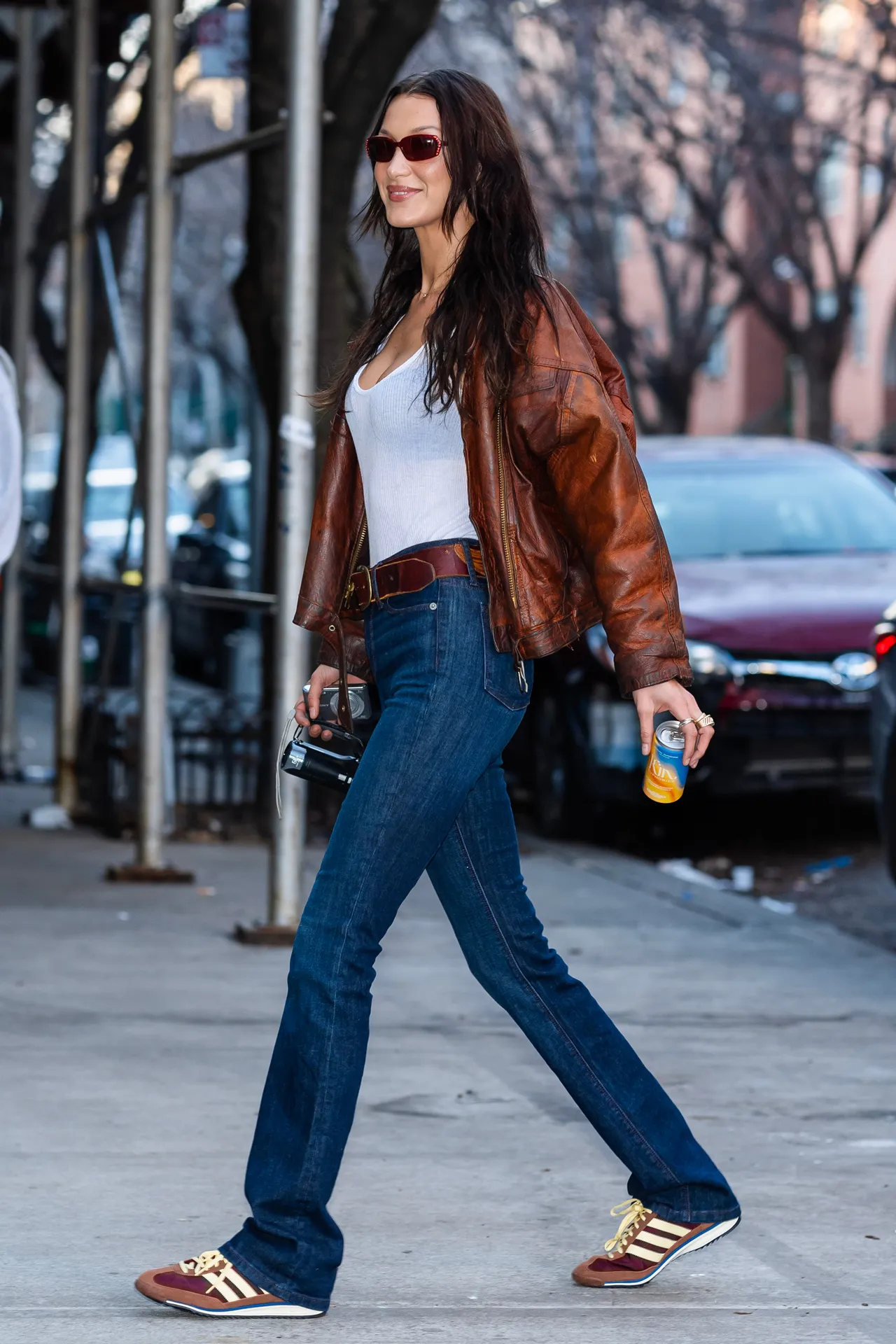 bella hadid diện sneakers theo cung hoàng đạo
