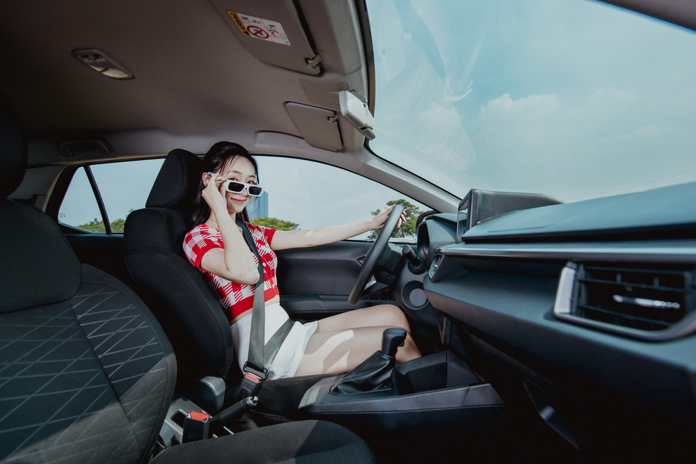 Nhã Linh thoải mái lái xe