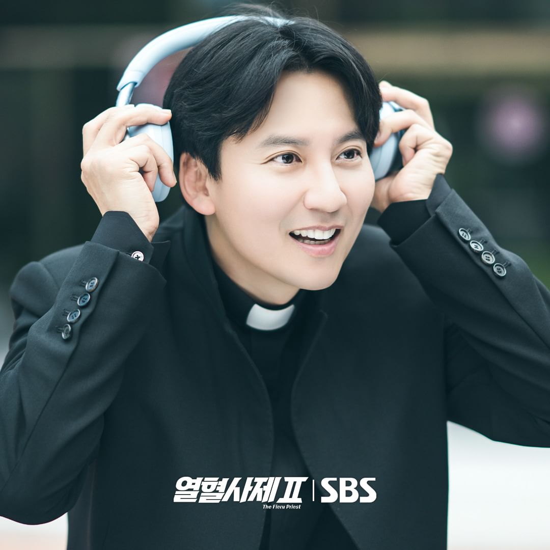 sbsdrama.official áo blazer đen linh mục