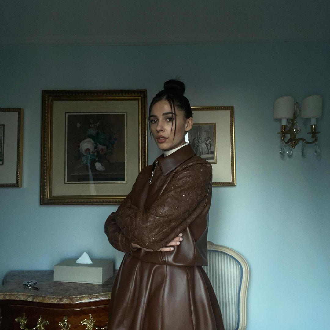 smile 2 Naomi Scott trench coat da