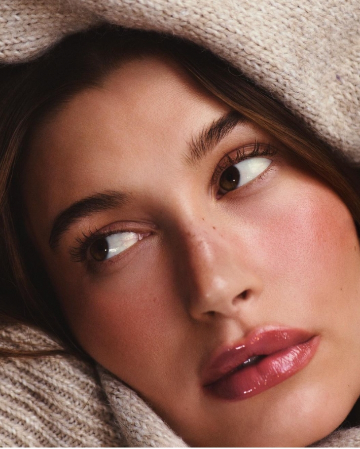 Hailey Bieber với Strawberry Makeup look