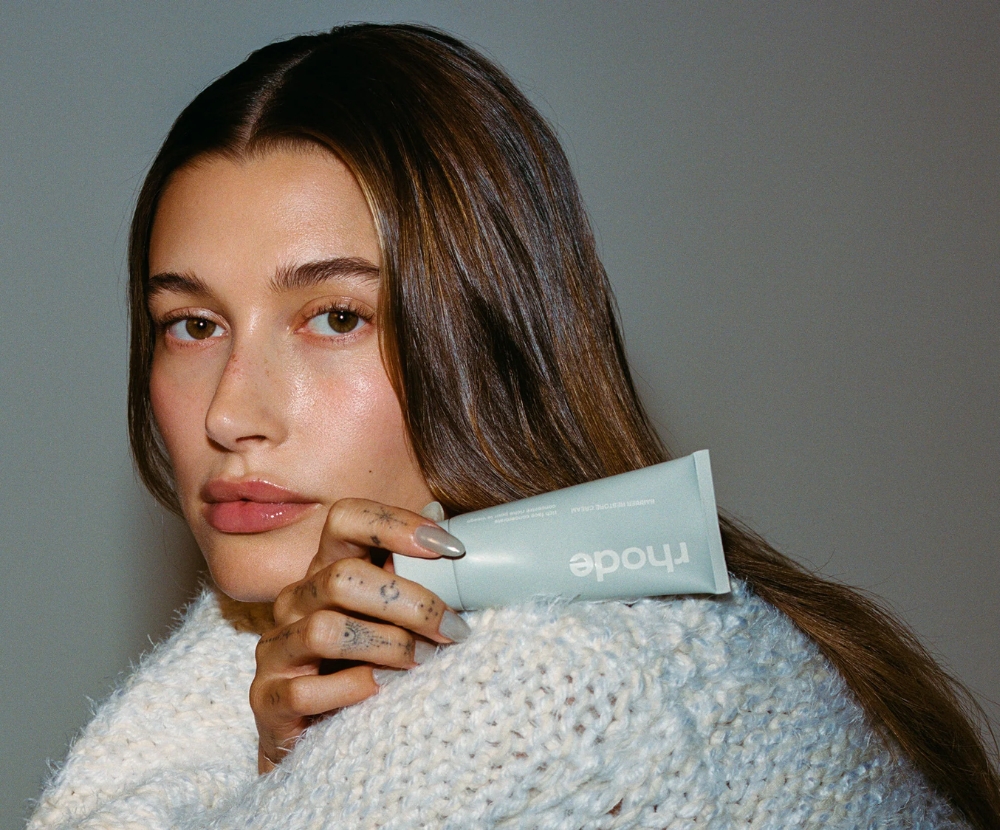 Hailey Bieber và sản phẩm Peptide Barrier Cream của Rhode
