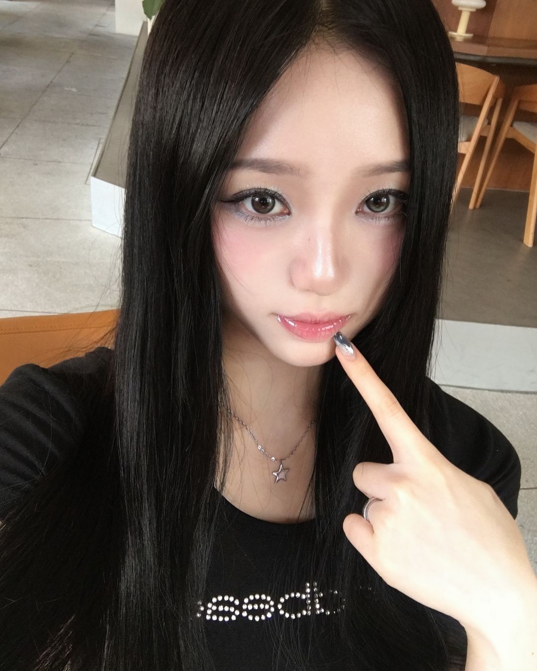 trang điểm - Jang Won Young trang điểm trong veo và đánh son bóng