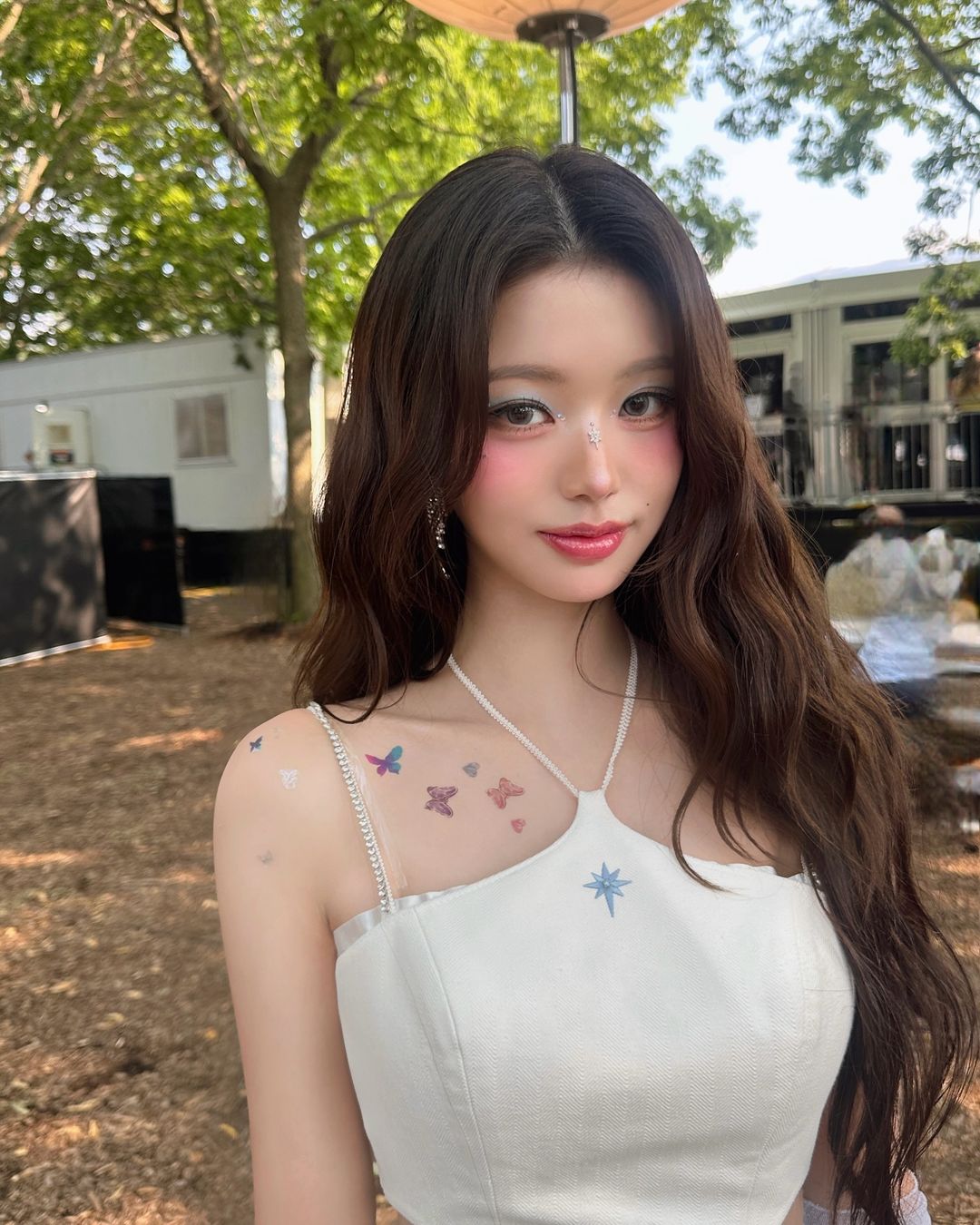 trang điểm - Jang Won Young trang điểm tông hồng lạnh và đính đá trên mũi